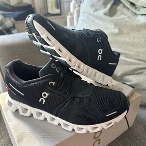 Black and White On Cloud Tennis Shoes 7.5